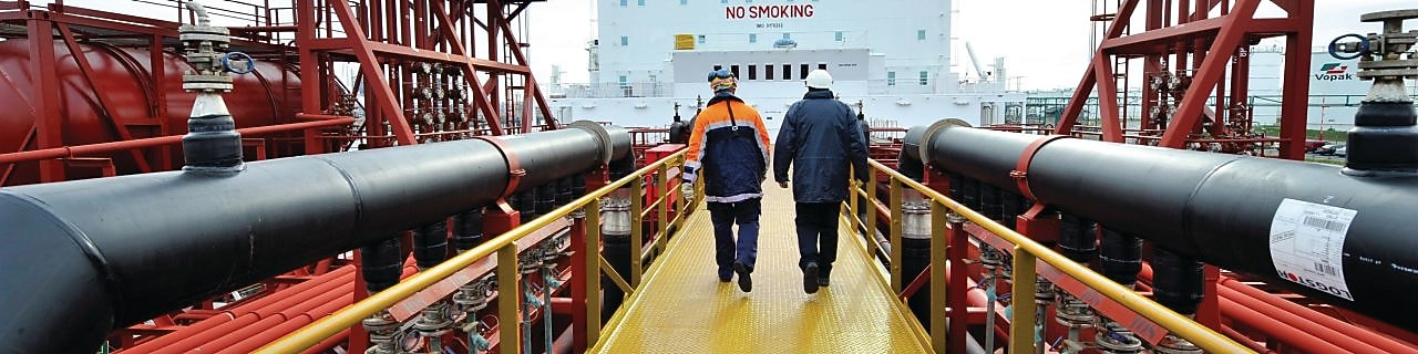 在液货船上的壳牌员工