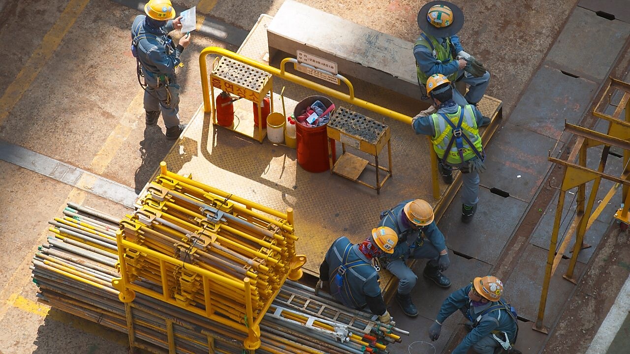 正在施工现场作业的挖掘机