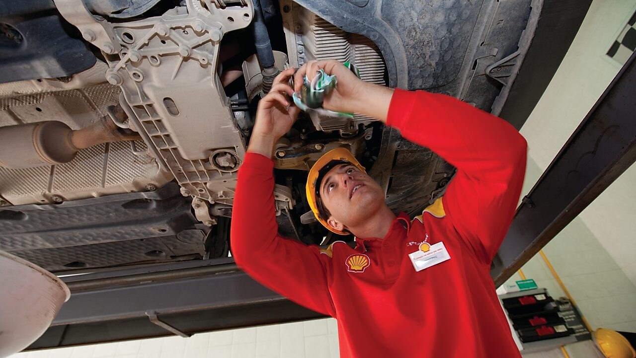 正在装配汽车零部件的员工