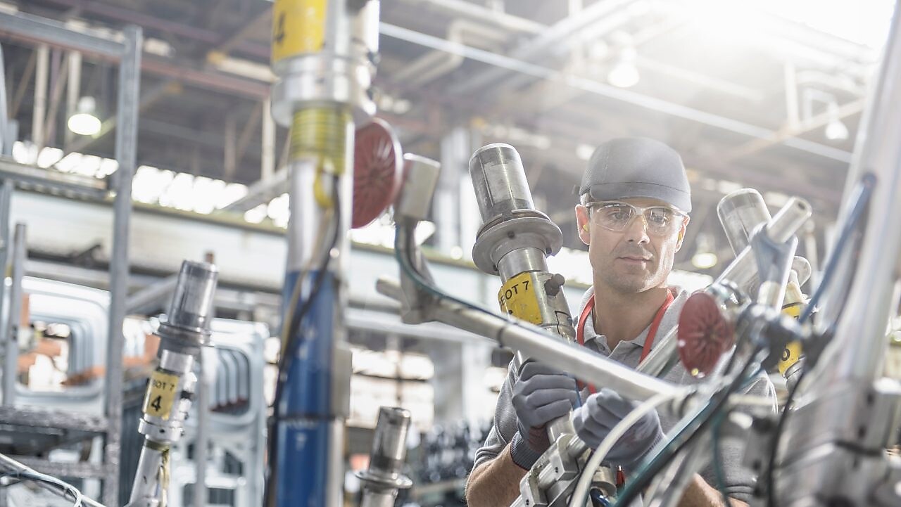 正在使用壳牌润滑油的工程师 