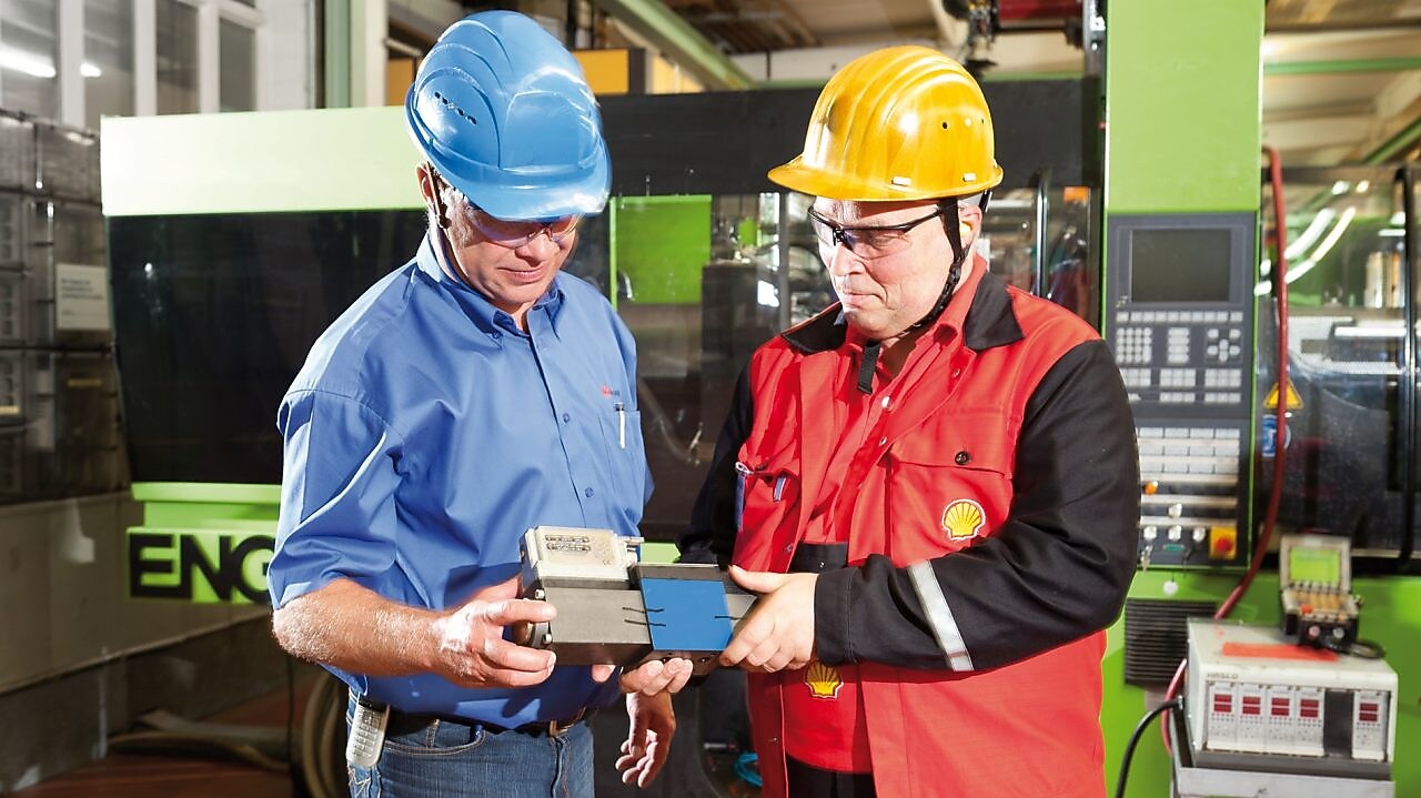 在现场交谈的工人