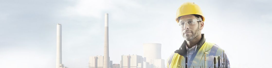 电力工程师正在通过对讲机与团队对话，确保其顺利操作。