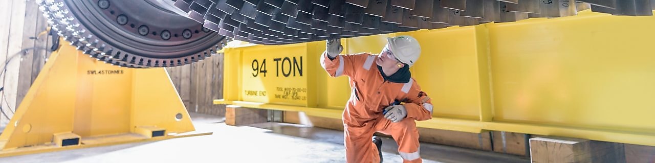 电力工程师正在检查工业涡轮机的叶片。