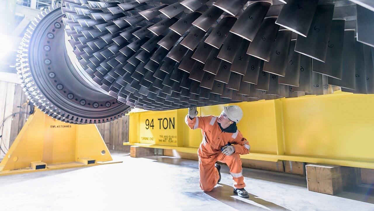 电力工程师正在检查工业涡轮机的叶片。