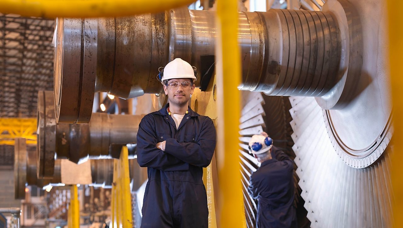 涡轮机旁的工程师