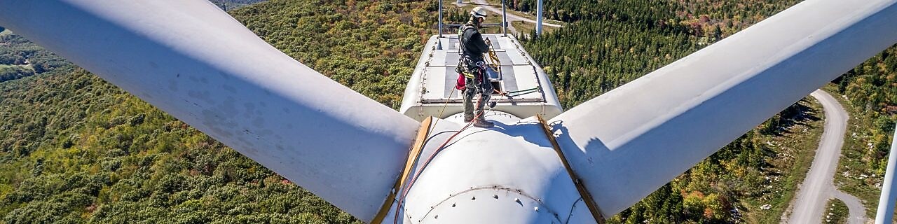 维修人员正在Mount Storm Wind Turbine高空作业。