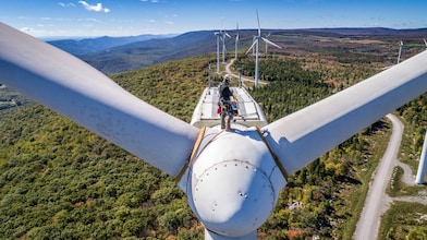 维修人员正在Mount Storm Wind Turbine高空作业。