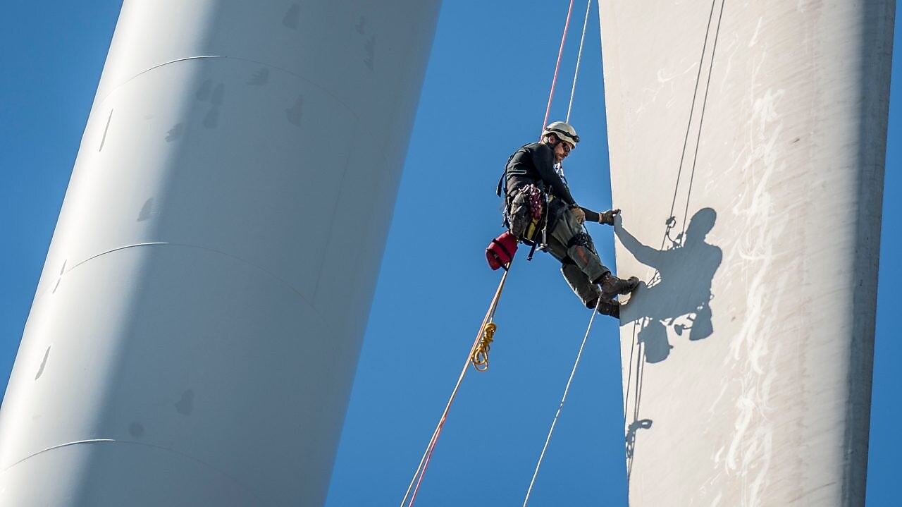 风力涡轮机维修人员正在高空作业。