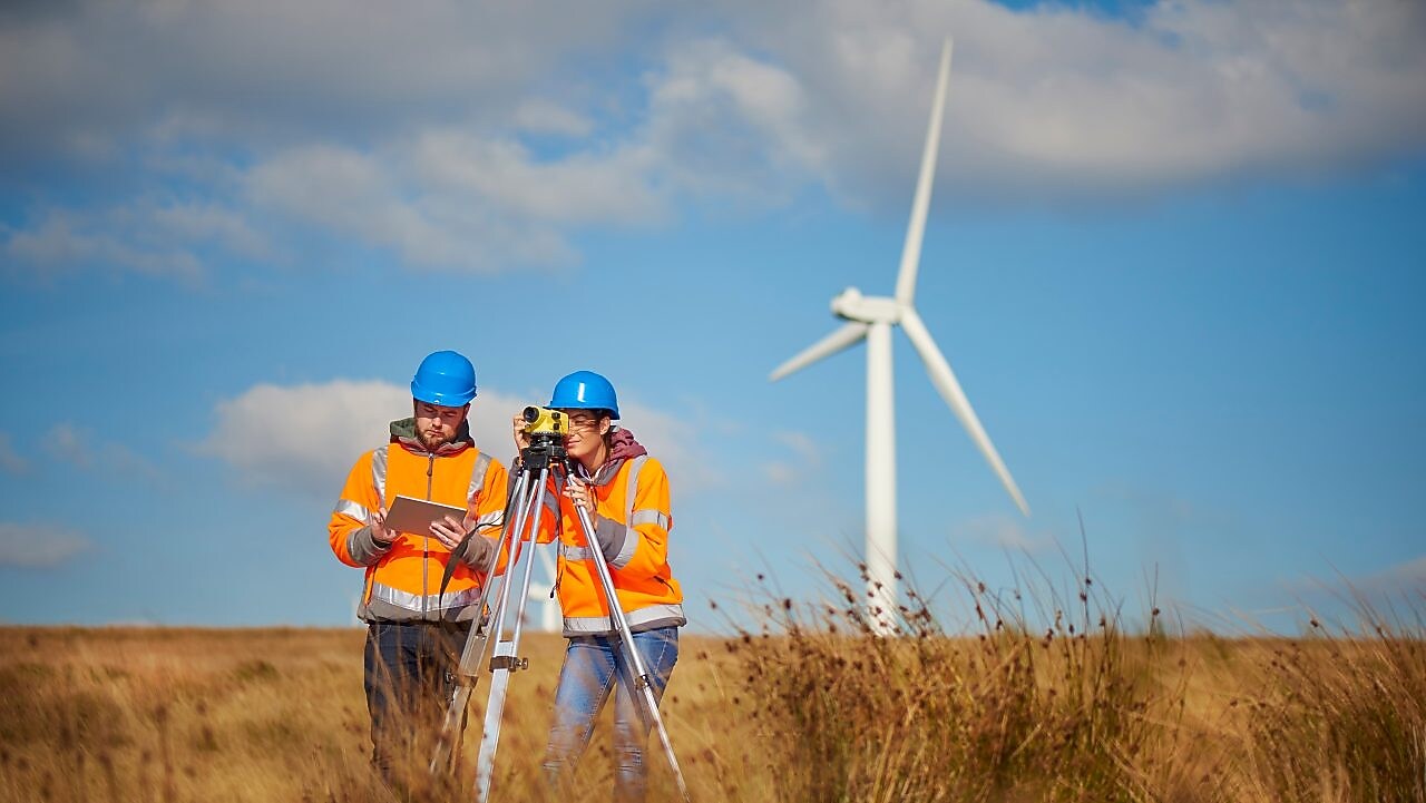 电力工程师正在检查风力涡轮机的性能。