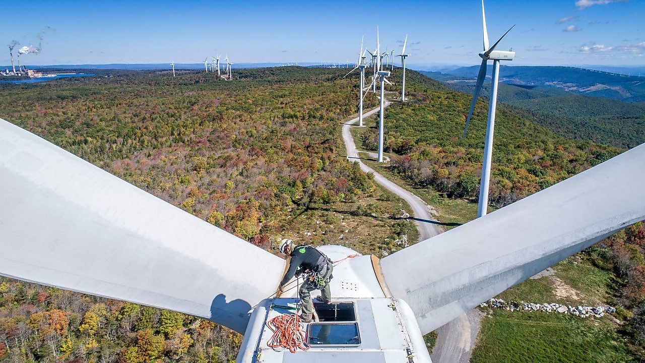 技术人员在修理开式变速箱。