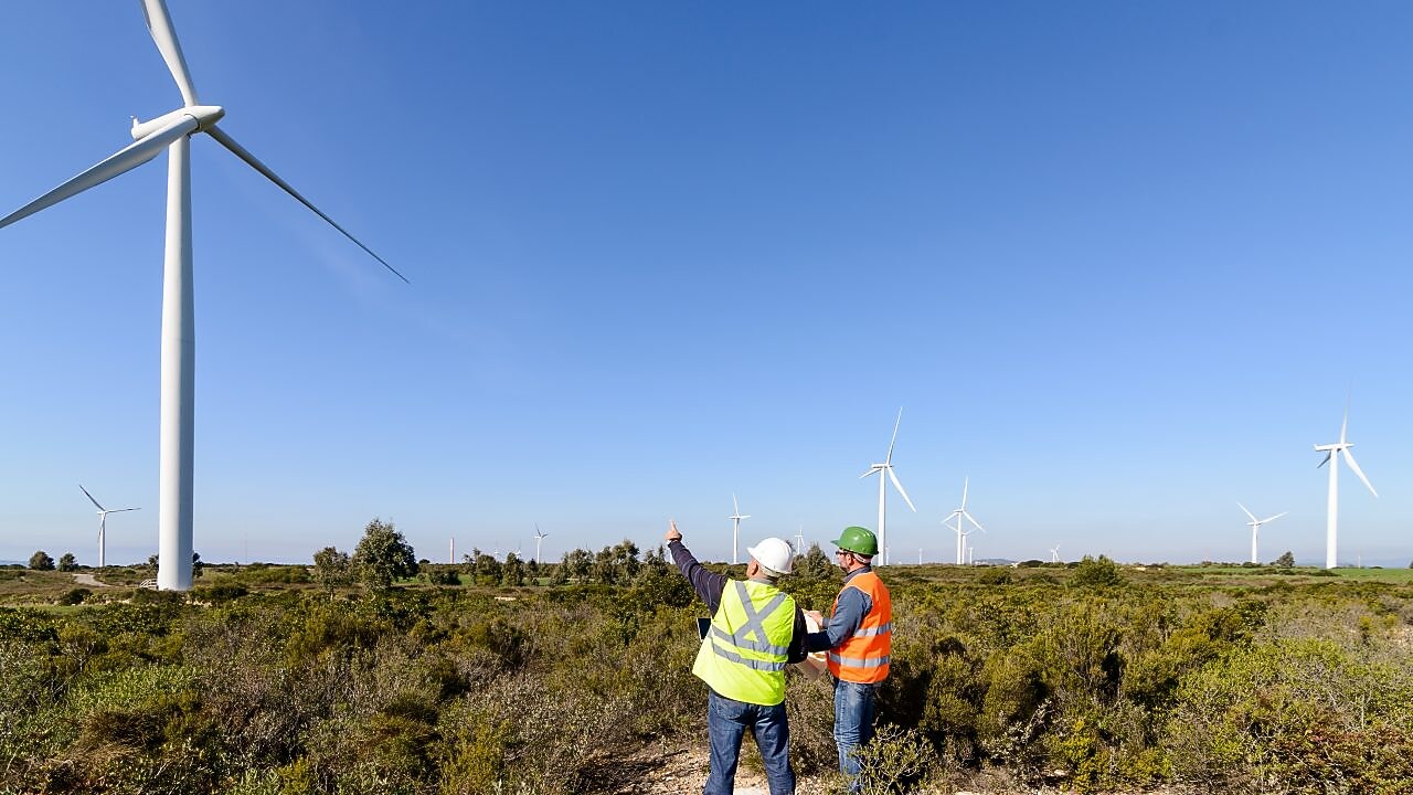 两名工人在观察风电机组