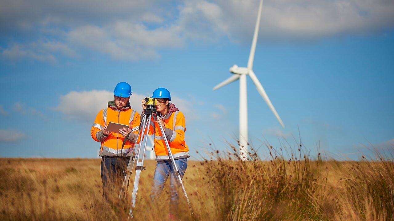 电力工程师正在检查风力涡轮机的性能。