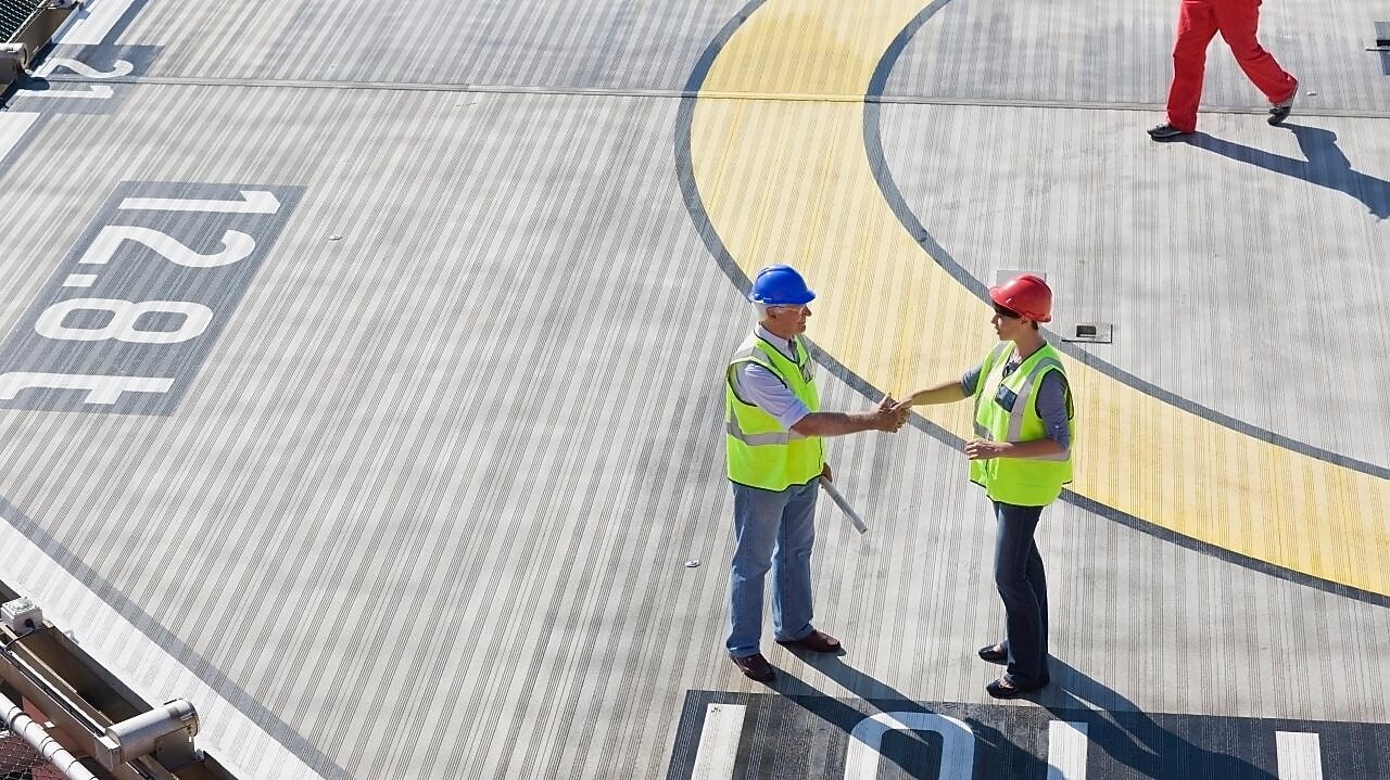 两位壳牌员工在合作中握手。