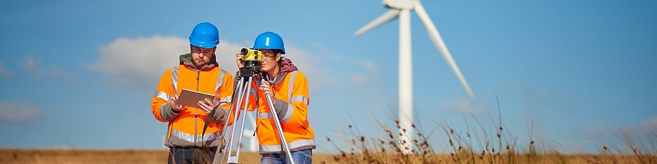 电力工程师正在检查风力涡轮机的性能。