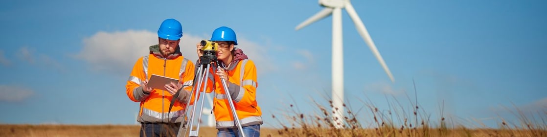 电力工程师正在检查风力涡轮机的性能。