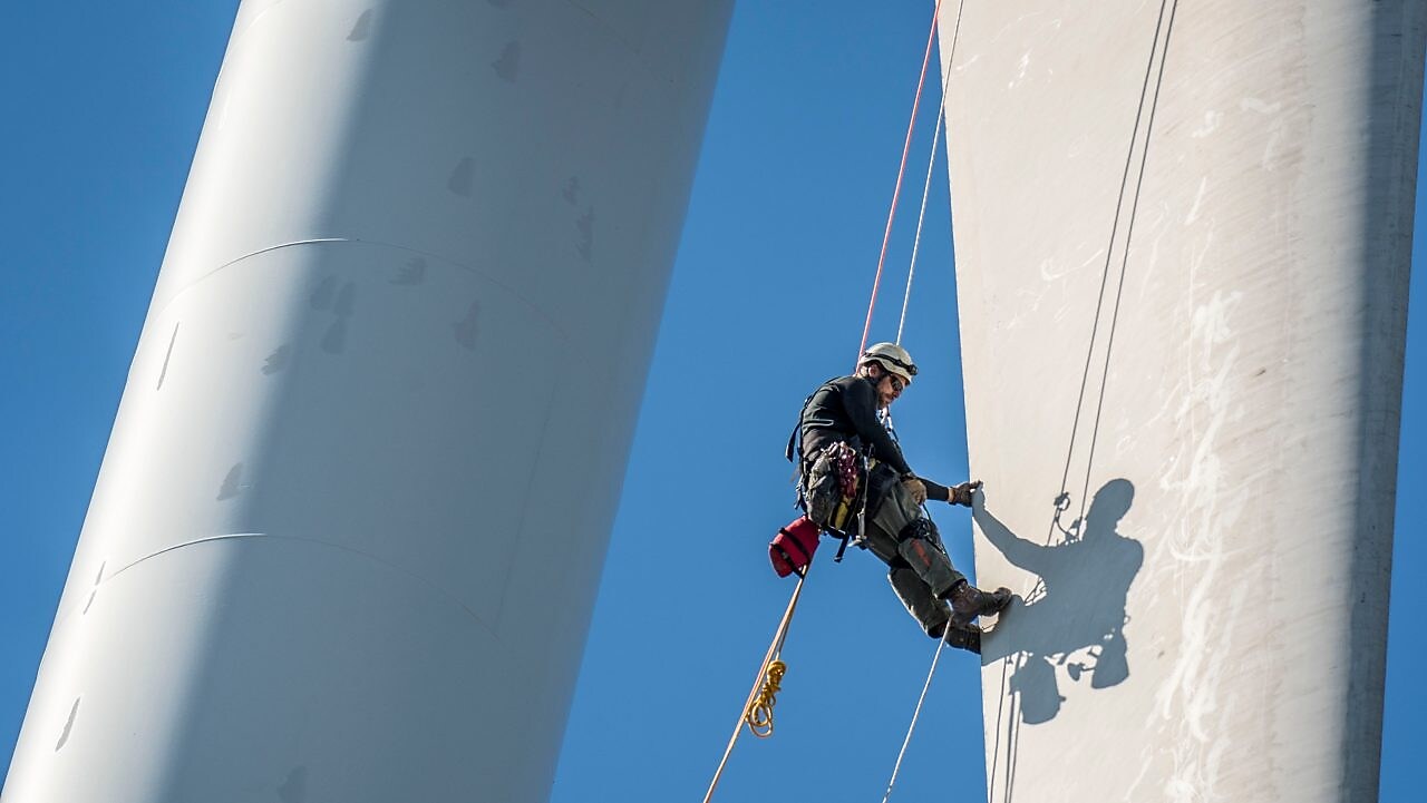 风力涡轮机维修人员正在高空作业。