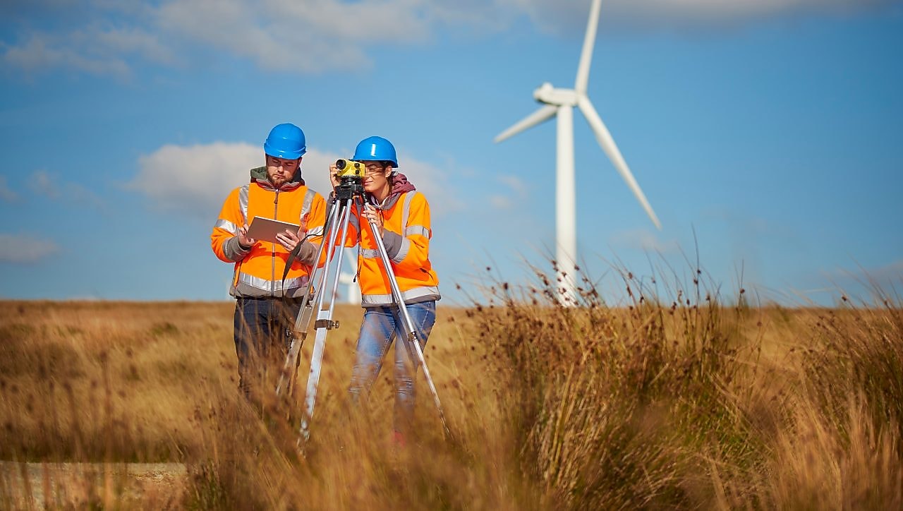 电力工程师正在检查风力涡轮机的性能。