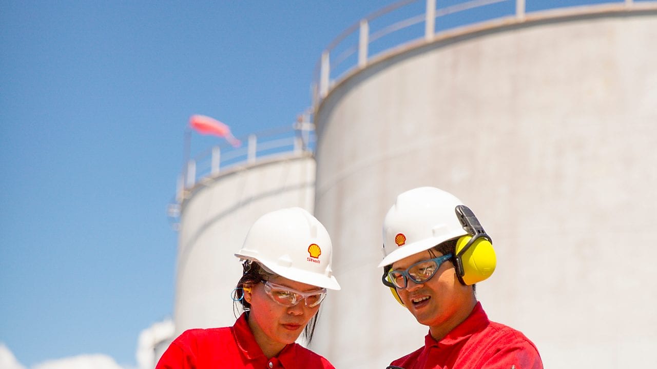 现场佩戴安全帽的工人