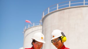 现场佩戴安全帽的工人