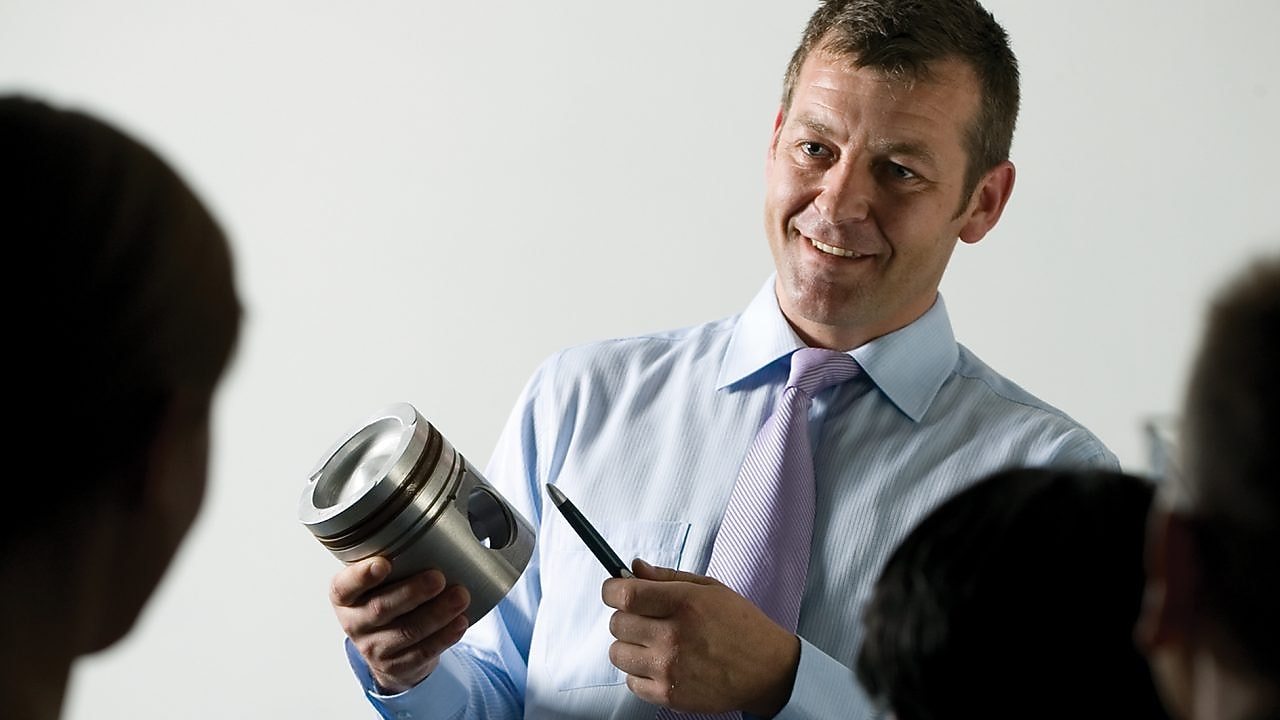 正在进行展示的人员