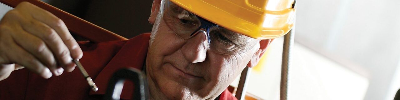 头戴防护帽的壳牌工人