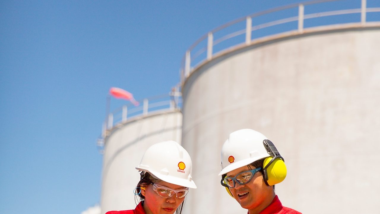 现场佩戴安全帽的工人