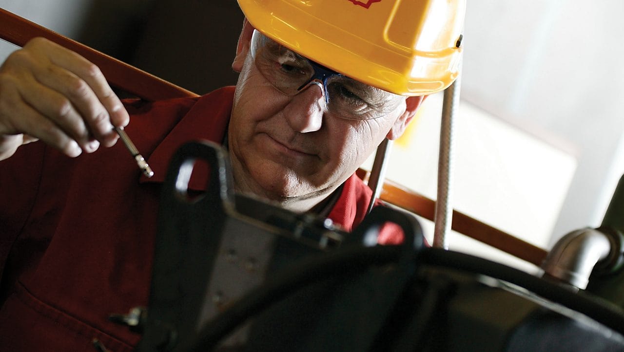 头戴防护帽的壳牌工人