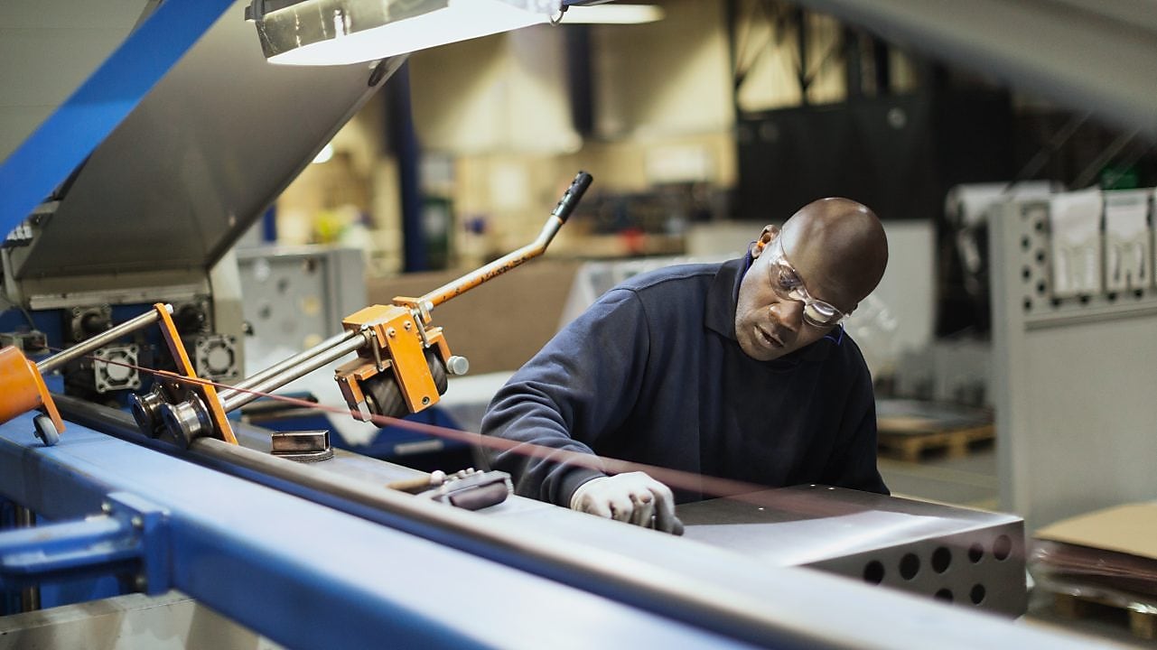 壳牌专家在使用机器前精确地画了 条线。