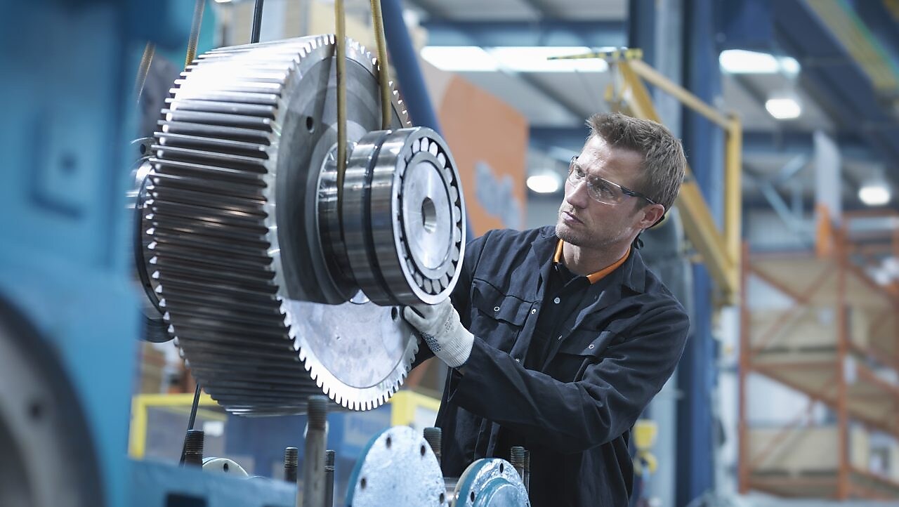 壳牌专家正在检查和监测一台机器。