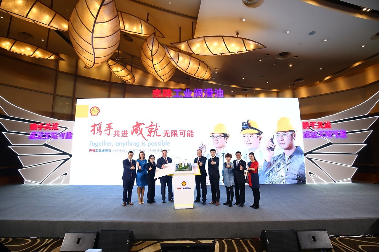 公司领导在舞台中央合影