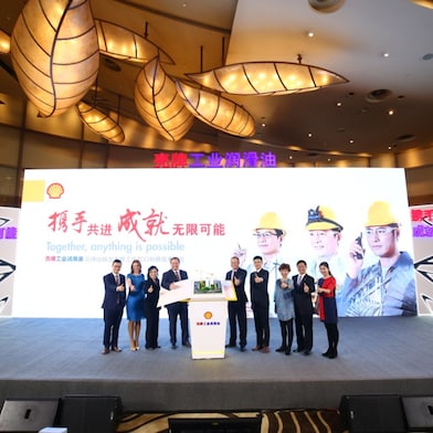公司领导在舞台中央合影