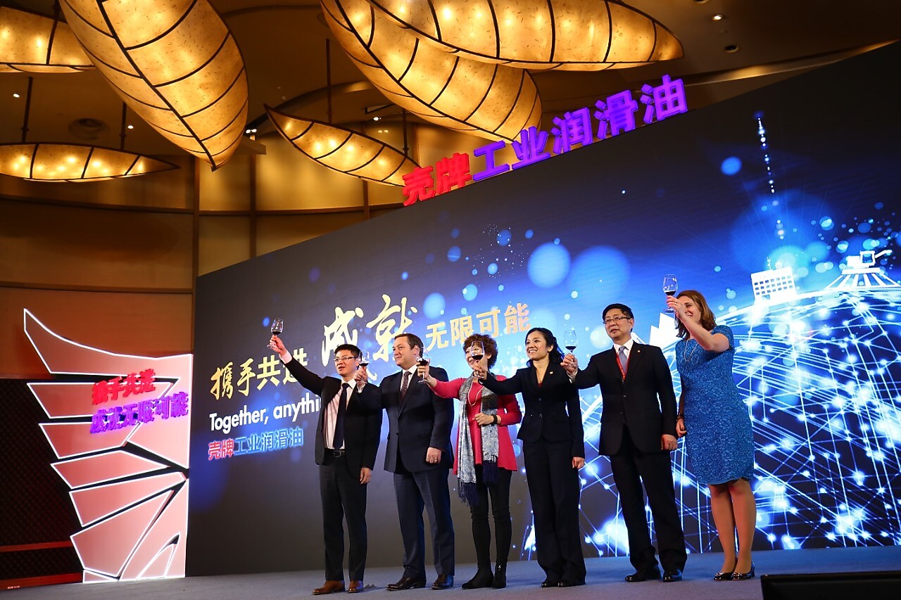 公司领导共同举杯庆祝活动圆满成功