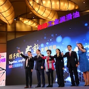 公司领导共同举杯庆祝活动圆满成功