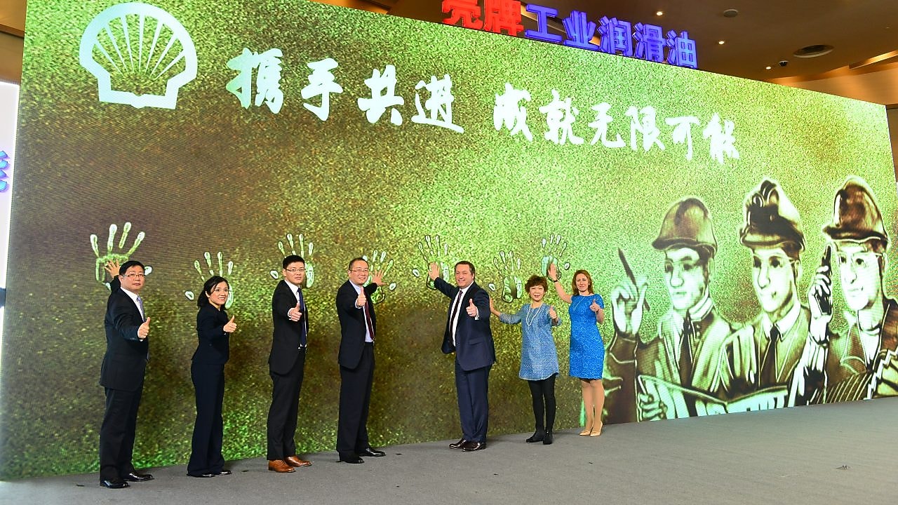 公司领导在大屏幕上按下手印