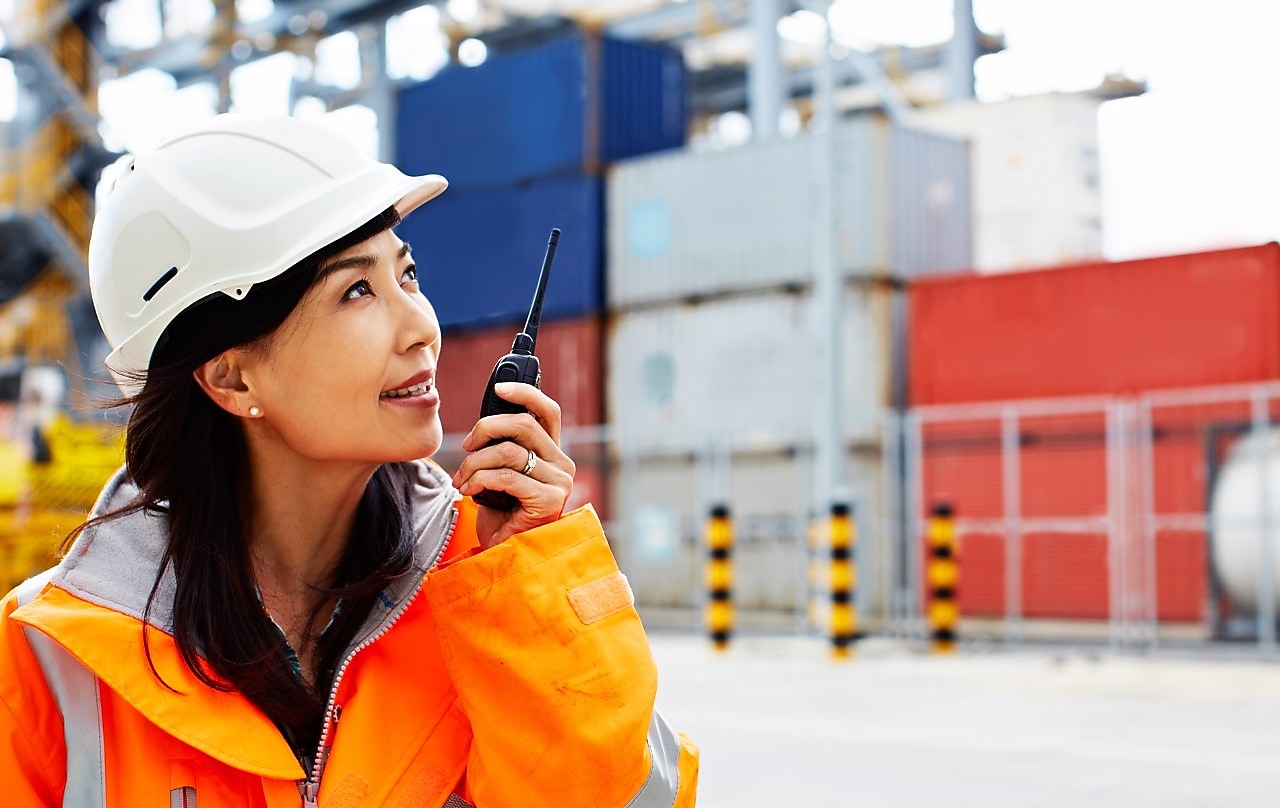 壳牌女员工在现场工作