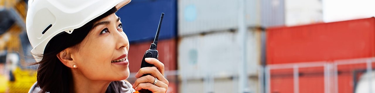 壳牌女员工在现场工作