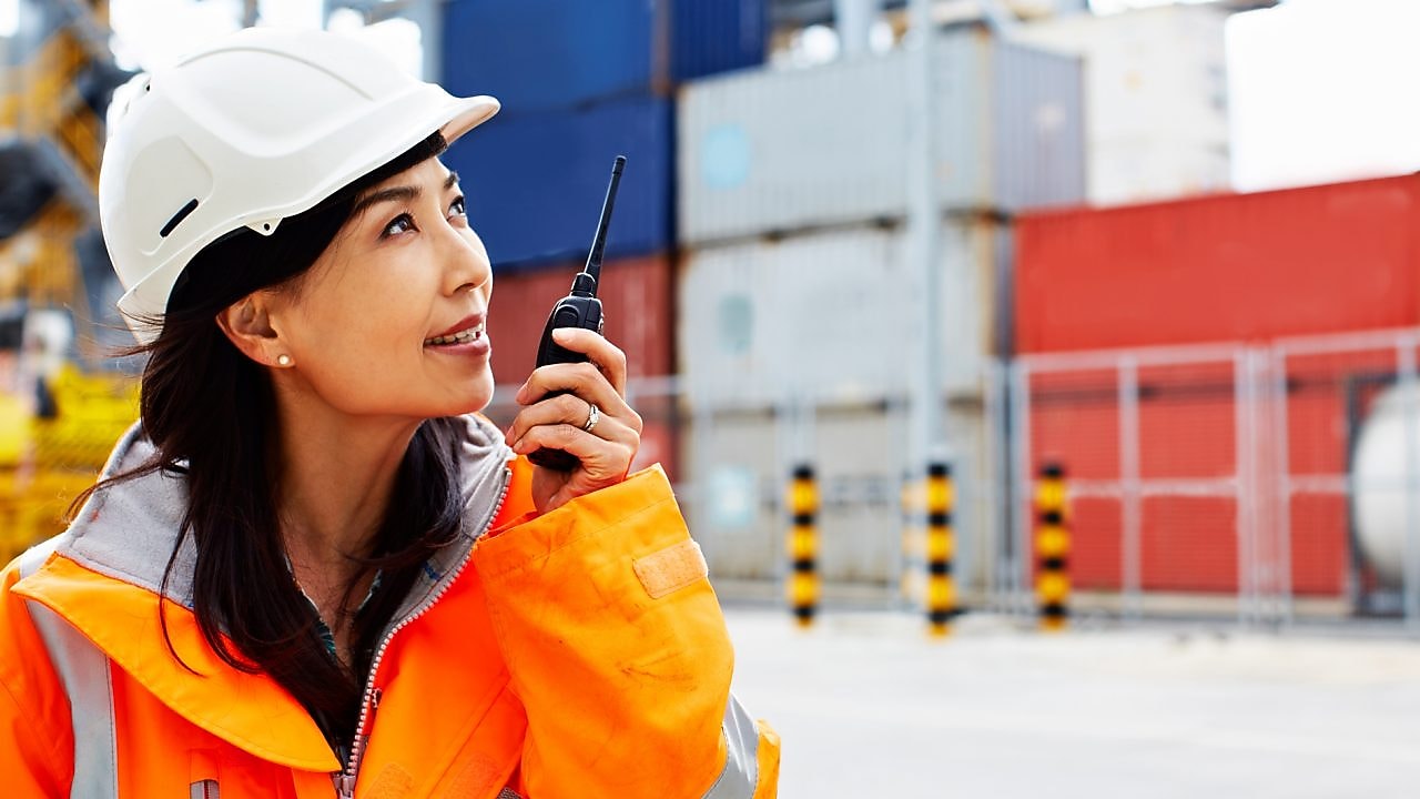 壳牌女员工在现场工作