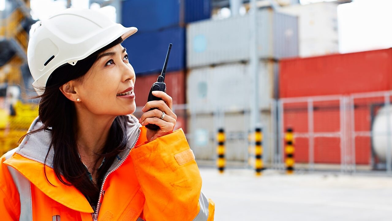 壳牌女员工在现场工作