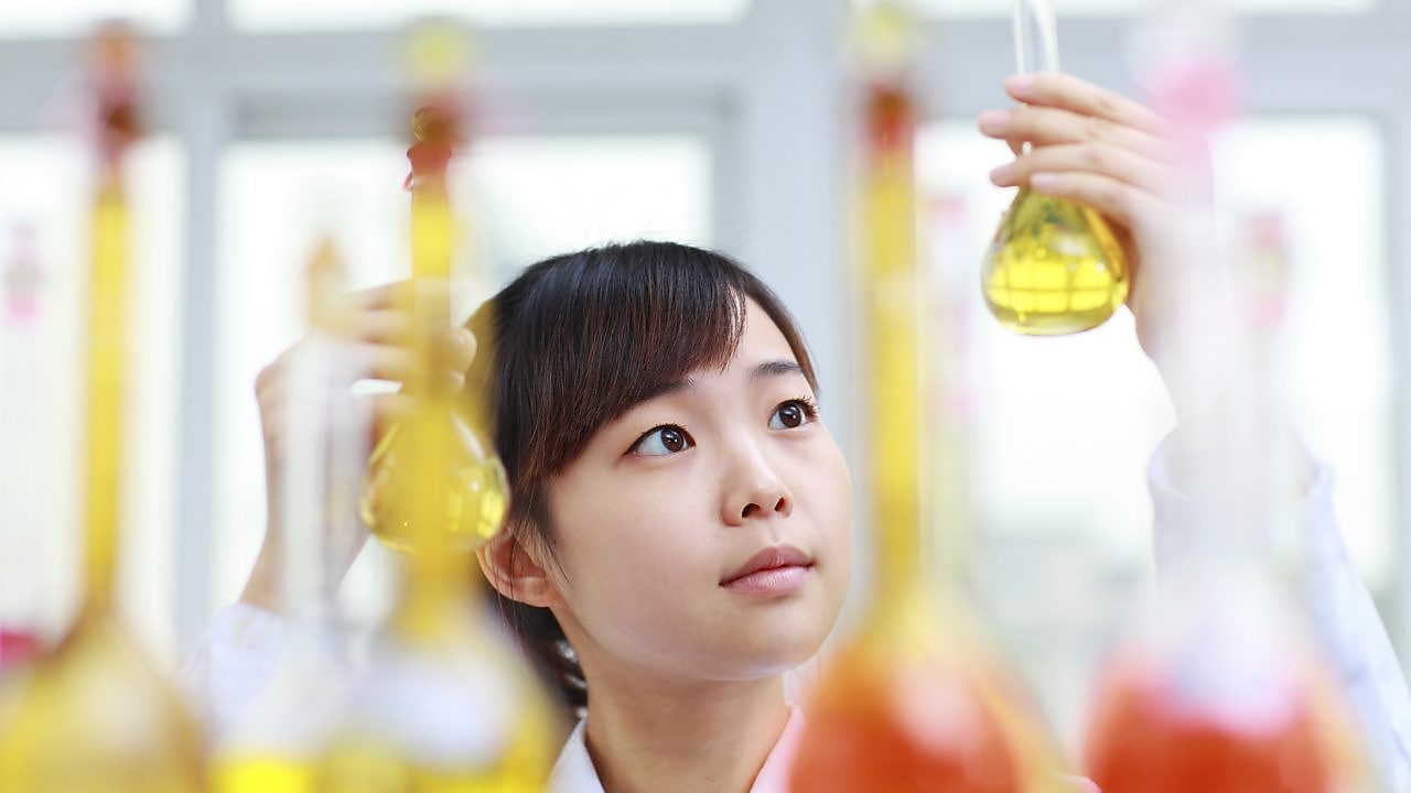 员工在实验室工作