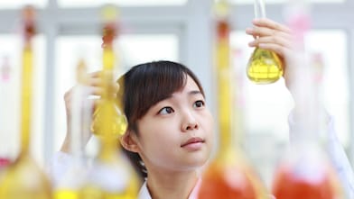 员工在实验室工作