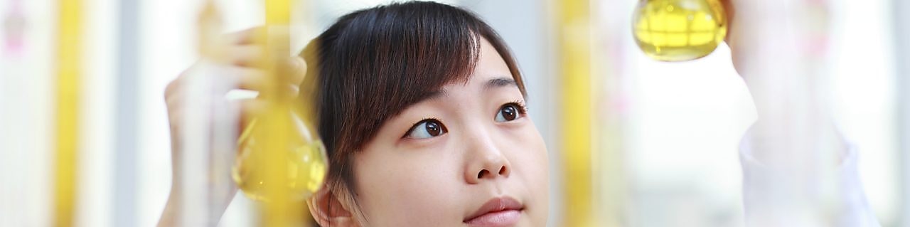 员工在实验室工作