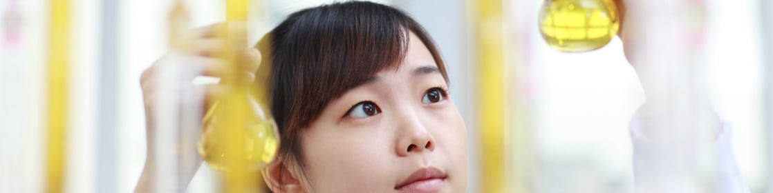 员工在实验室工作