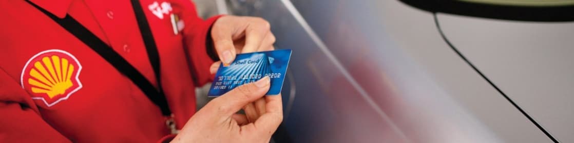 壳牌员工手持壳牌车队卡