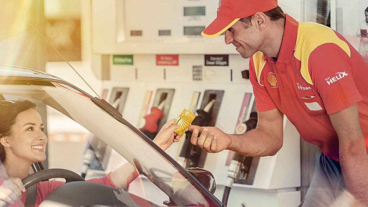 一名女士在壳牌加油站使用壳牌加油卡 