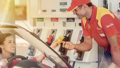 一名女士在壳牌加油站使用壳牌加油卡 