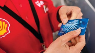 壳牌员工手持壳牌车队卡