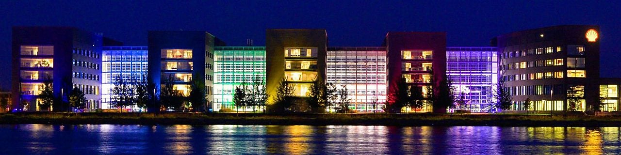 夜间倒映在水面上的办公楼群