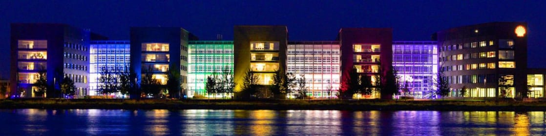 夜间倒映在水面上的办公楼群