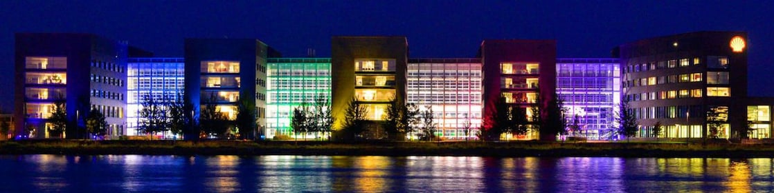 夜间倒映在水面上的办公楼群