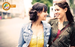 街道上的两个女孩相对微笑